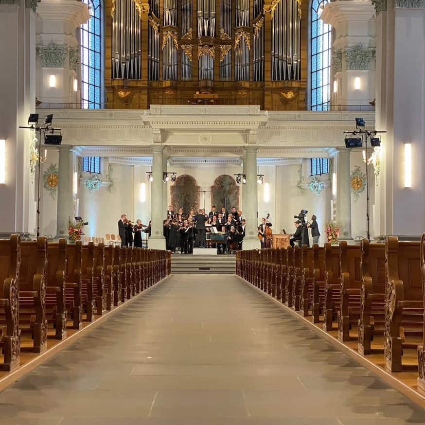 Medienmitteilung: Bachs Messen unter dem Rosshimmel, eine aussergewöhnliche Konzerterfahrung in St. Gallen