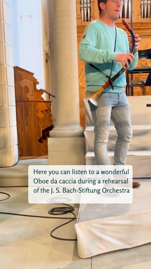 🔎 Die Oboe da caccia ist ein historisches Musikinstrument, das zur Familie der Holzblasinstrumente gehört. Der Name "Oboe da caccia" bedeutet übersetzt "Jagd-Oboe" und bezieht sich auf die Verwendung des Instruments in der Jagdmusik des 17. und 18. Jahrhunderts. Es ähnelt einer Oboe, hat jedoch eine gebogene Form, ähnlich der eines Englischhorns, und ist oft mit einem auswechselbaren Schalltrichter ausgestattet.

Die Oboe da caccia wurde oft in der Barockmusik verwendet und war besonders beliebt in Werken von Johann Sebastian Bach. Sie wird in Bachs Passionen, manchen Bachkantaten und in seinem Weihnachtsoratorium eingesetzt. Die Oboe da caccia hat einen warmen und sanften Klang und wird oft für solistische Passagen oder als Teil eines Ensembles eingesetzt, um eine bestimmte Klangfarbe zu erzeugen. Heutzutage wird die Oboe da caccia in der Regel von spezialisierten Spielern gespielt, die sich auf historische Aufführungspraktiken spezialisiert haben.

#oboedacaccia #orchestrarehearsal #oldinstruments #oboe #barockmusic
#jsbach #klassischemusik #classicalmusic #classicalmusicians #chor #bachstiftungstgallen