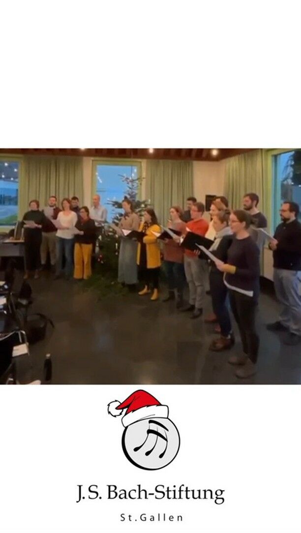 🛎Der Chor der J. S. Bach-Stiftung bei einer entspannten Probe... aber nicht einer Bachkantate. 

Frohe Weihnachten! 🎄